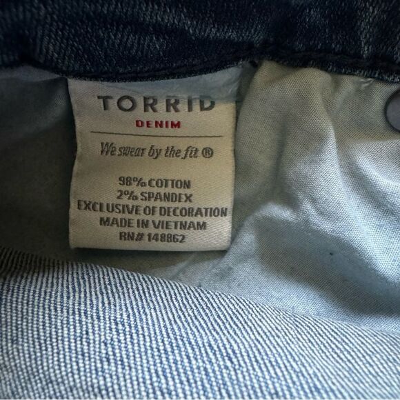 Torrid Eureka Embroidered 3.5" High Rise Denim Shorts Distressed Floral 16 NWT - Picture 5 of 5
